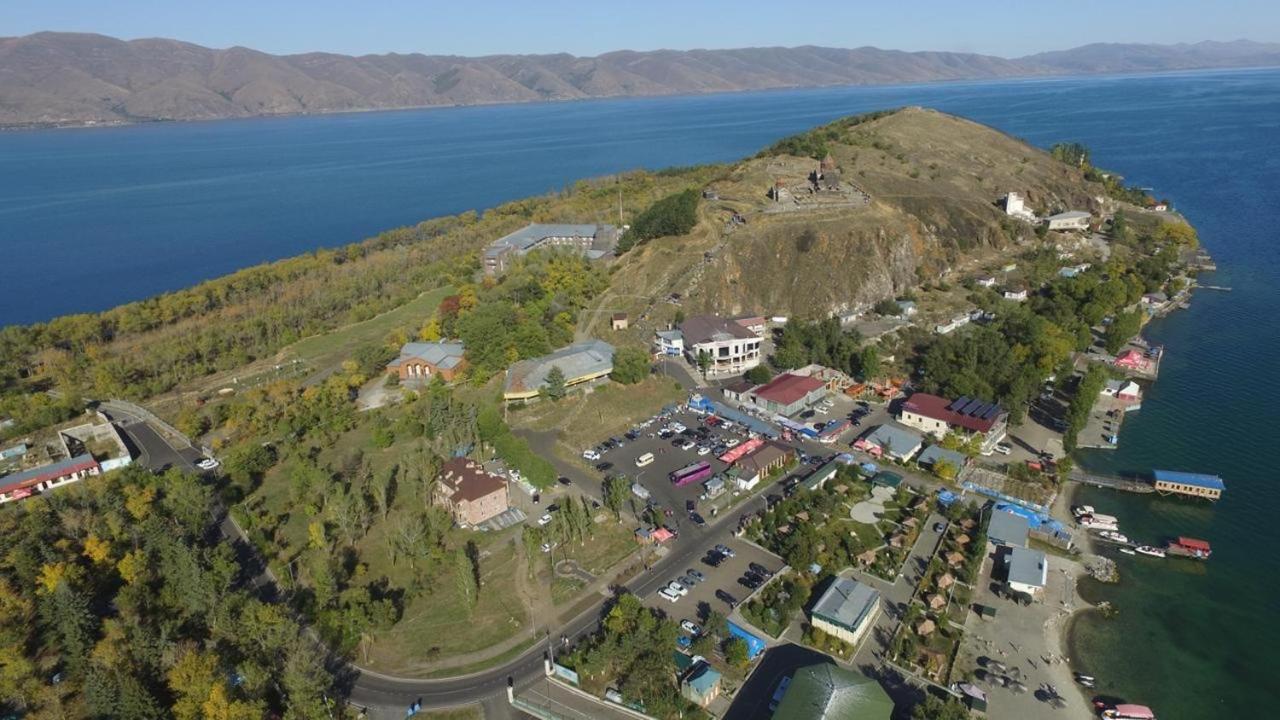 Hotel Ashot Erkat Севан Екстериор снимка